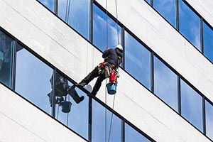 Tất tần tật những điều thú vị về dịch vụ lau kính nhà cao tầng